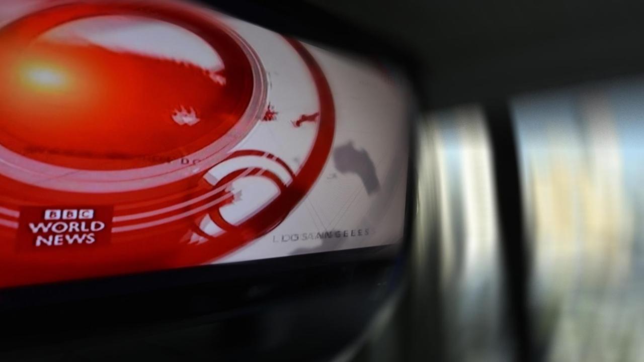 Das Logo von BBC World News auf einem Fernsehbildschirm Das Logo von BBC World News auf einem Fernsehbildschirm