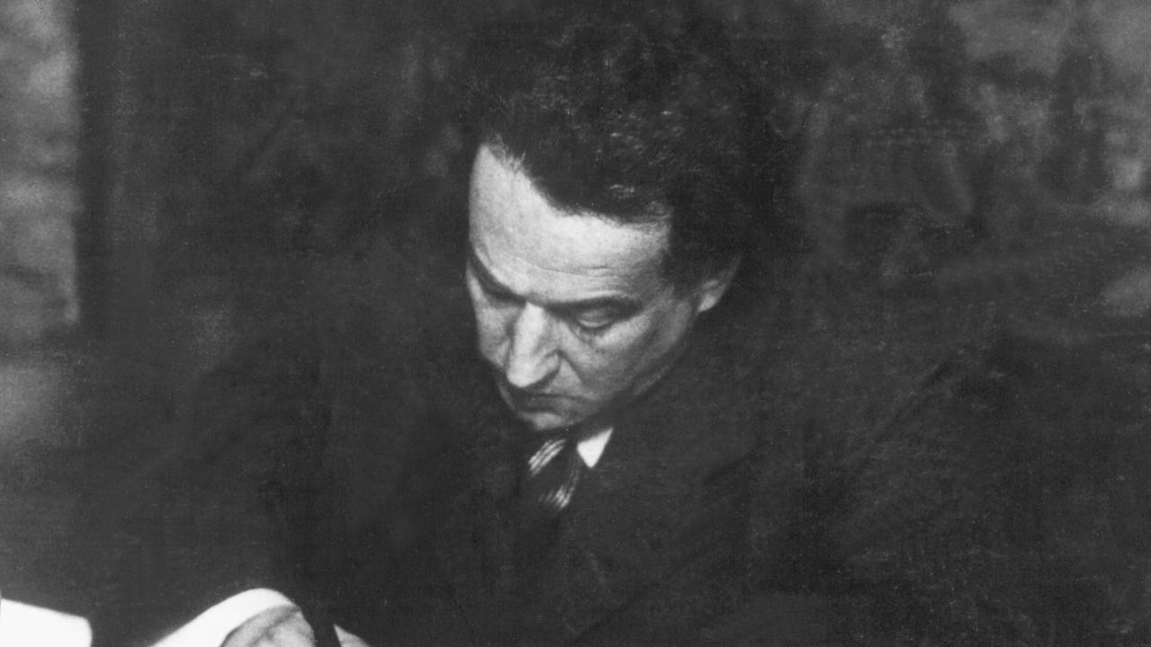 Der tschechische Journalist Egon Erwin Kisch beim Entwerfen einer seiner Live-Reportagen von der "Norag Landstrassen Revue Berlin-Hamburg" Ende Dezember 1929. Der tschechische Journalist Egon Erwin Kisch beim Entwerfen einer seiner Live-Reportagen von der "Norag Landstrassen Revue Berlin-Hamburg" Ende Dezember 1929.
