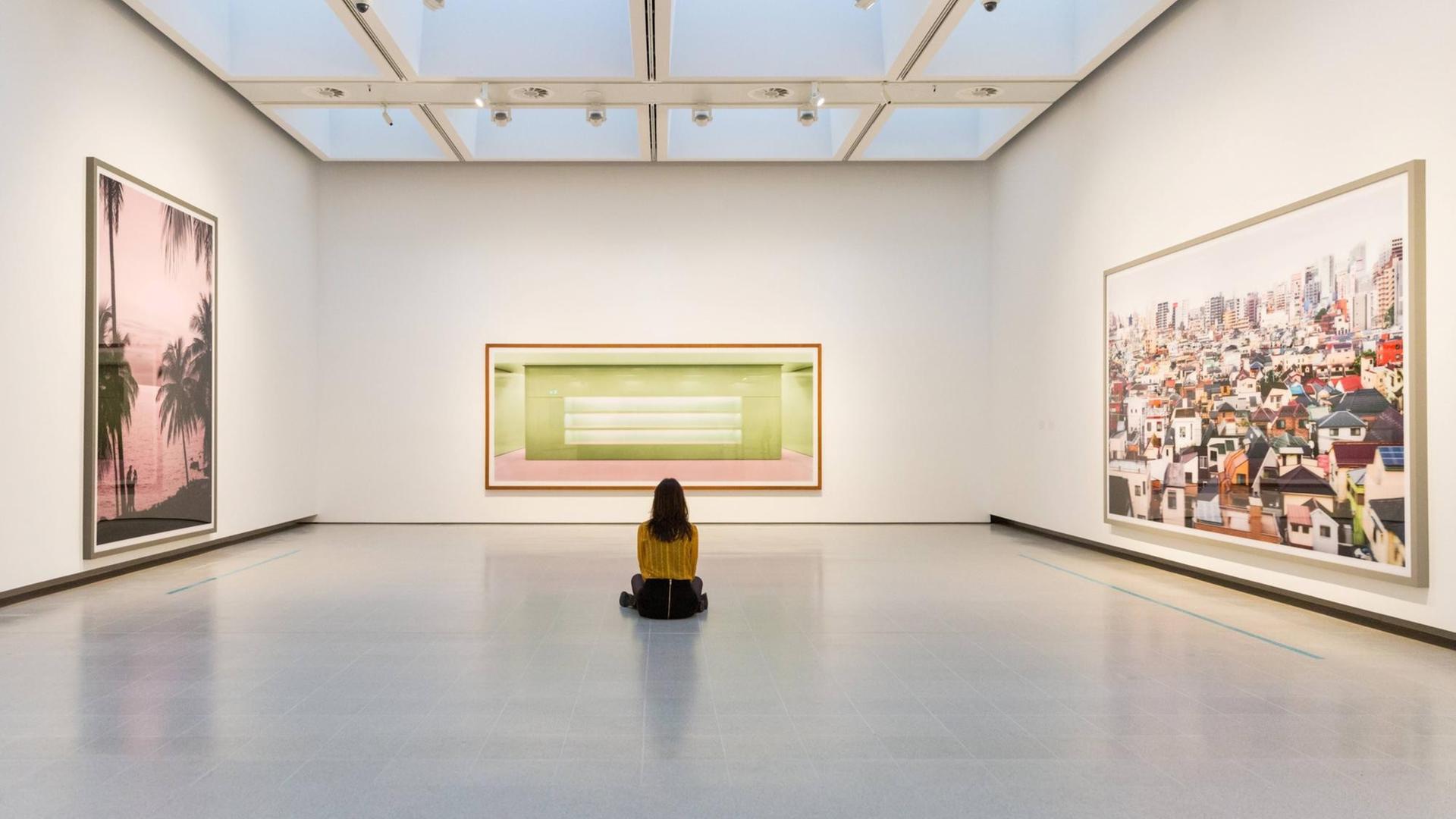 Drei Bilder - links, geradeaus und rechts - des Malers Andreas Gursky in einer Retrospektive in der Hayward Gallery in London 2018.