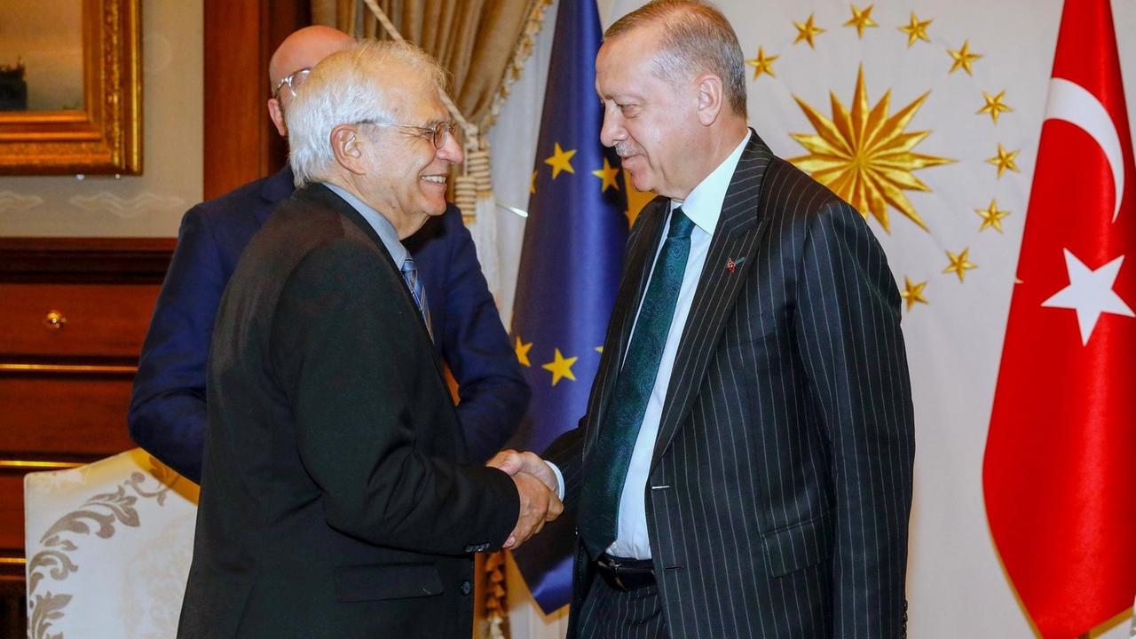 Josep Borrell und Recep Tayyip Erdogan schütteln sich die Hände.