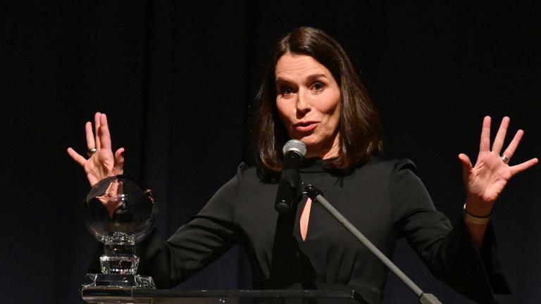 Anne Will interviewt in dieser Wurfsendungsserie "Traumberuf Gegenwart" einen "Gegenwart" zu dessen Berufsbild. Anne Will interviewt in dieser Wurfsendungsserie "Traumberuf Gegenwart" einen "Gegenwart" zu dessen Berufsbild.