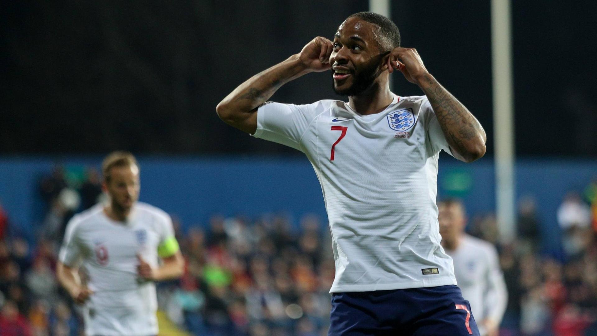 Raheem Sterling hält sich nach seinem Tor gegen Montenegro angesichts rassistischer Schmähungen demonstrativ die Ohren zu. Raheem Sterling hält sich nach seinem Tor gegen Montenegro angesichts rassistischer Schmähungen demonstrativ die Ohren zu.