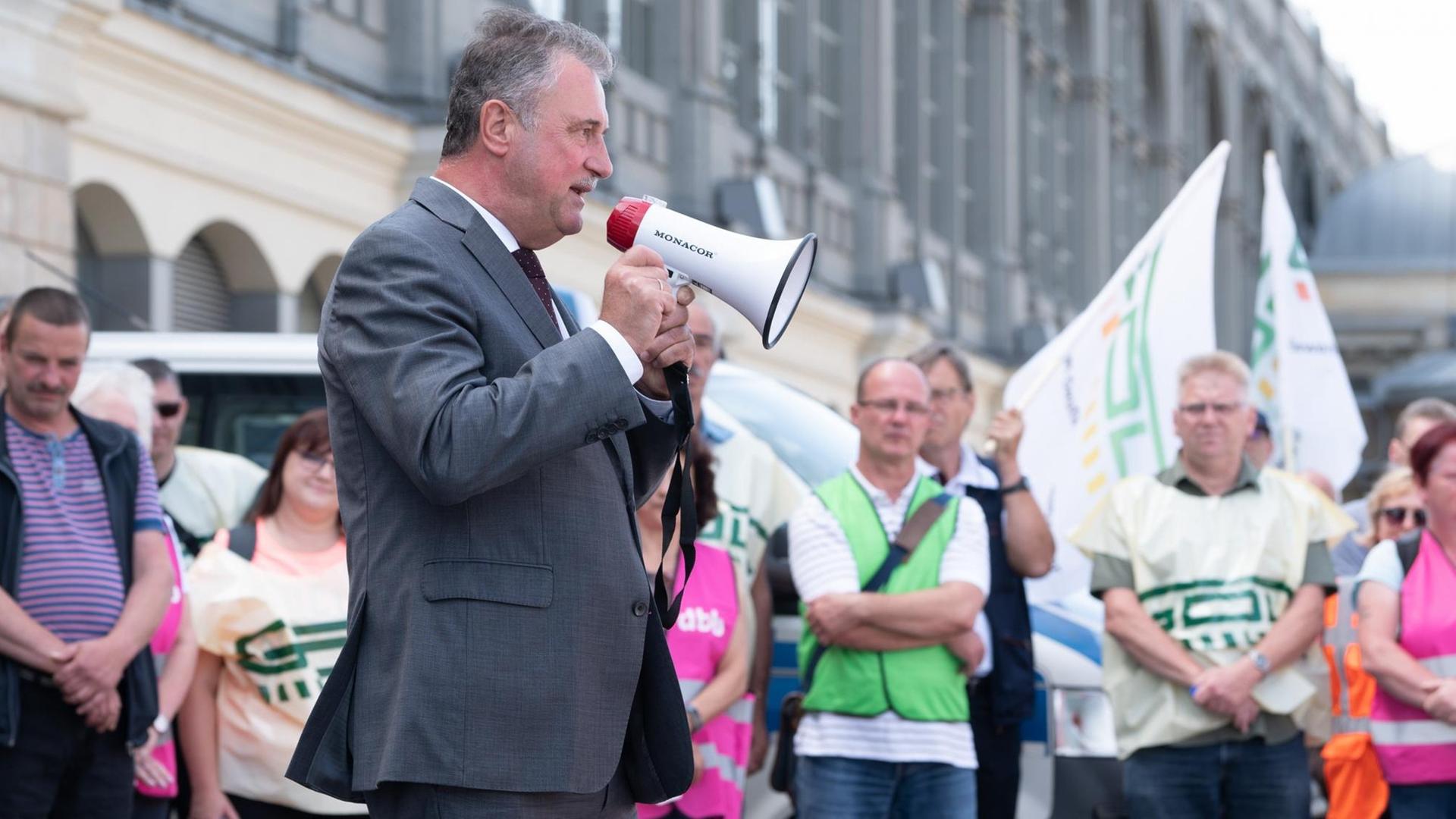 Claus Weselsky, Vorsitzender der Gewerkschaft Deutscher Lokomotivführer (GDL), spricht auf einer Kundgebung vor dem Dresdner Hauptbahnhof zu Mitgliedern der GDL. Claus Weselsky, Vorsitzender der Gewerkschaft Deutscher Lokomotivführer (GDL), spricht auf einer Kundgebung vor dem Dresdner Hauptbahnhof zu Mitgliedern der GDL.