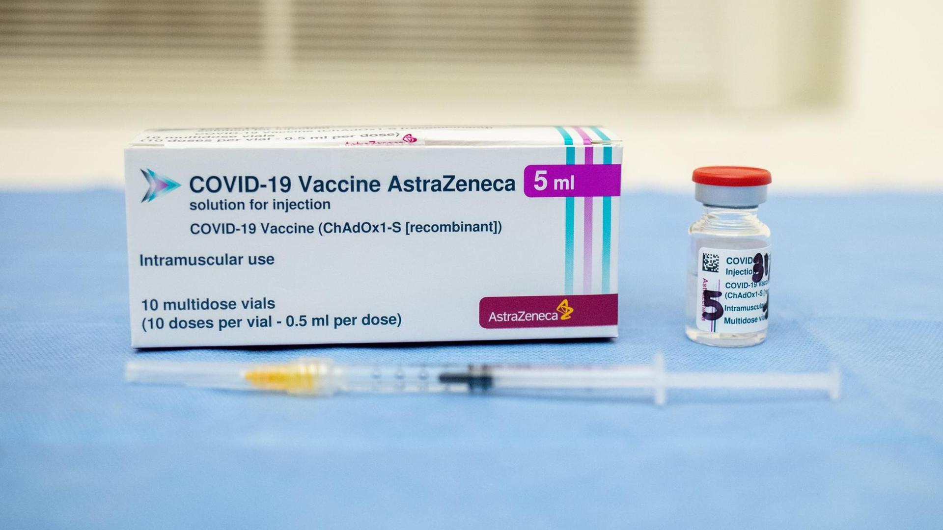 Anfang März meldeten mehrere europäische Länder, dass sie die Corona-Impfung mit AstraZeneca ausgesetzt haben. Bei mehreren Menschen gab es Fälle von Blutgerinnsel und niedrigen Thrombozytenwerten. Die European Medicines Agency (EMA) bestätigte hingegen die Sicherheit der Impfung. Anfang März meldeten mehrere europäische Länder, dass sie die Corona-Impfung mit AstraZeneca ausgesetzt haben. Bei mehreren Menschen gab es Fälle von Blutgerinnsel und niedrigen Thrombozytenwerten. Die European Medicines Agency (EMA) bestätigte hingegen die Sicherheit der Impfung.