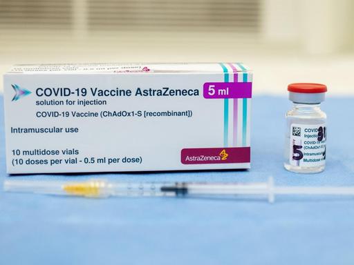 Anfang März meldeten mehrere europäische Länder, dass sie die Corona-Impfung mit AstraZeneca ausgesetzt haben. Bei mehreren Menschen gab es Fälle von Blutgerinnsel und niedrigen Thrombozytenwerten. Die European Medicines Agency (EMA) bestätigte hingegen die Sicherheit der Impfung.