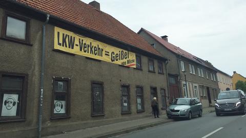Ein Transparent mit der Aufschrift "LKW-Verkehr = Geißel von Mirow" hängt an der B 198.