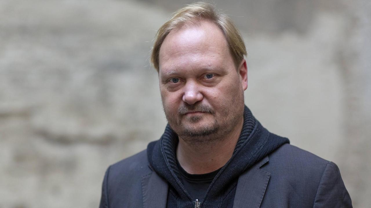 Filmverleiher Torsten Frehse blickt in die Kamera, der Hintergrund ist unscharf. Filmverleiher Torsten Frehse blickt in die Kamera, der Hintergrund ist unscharf.