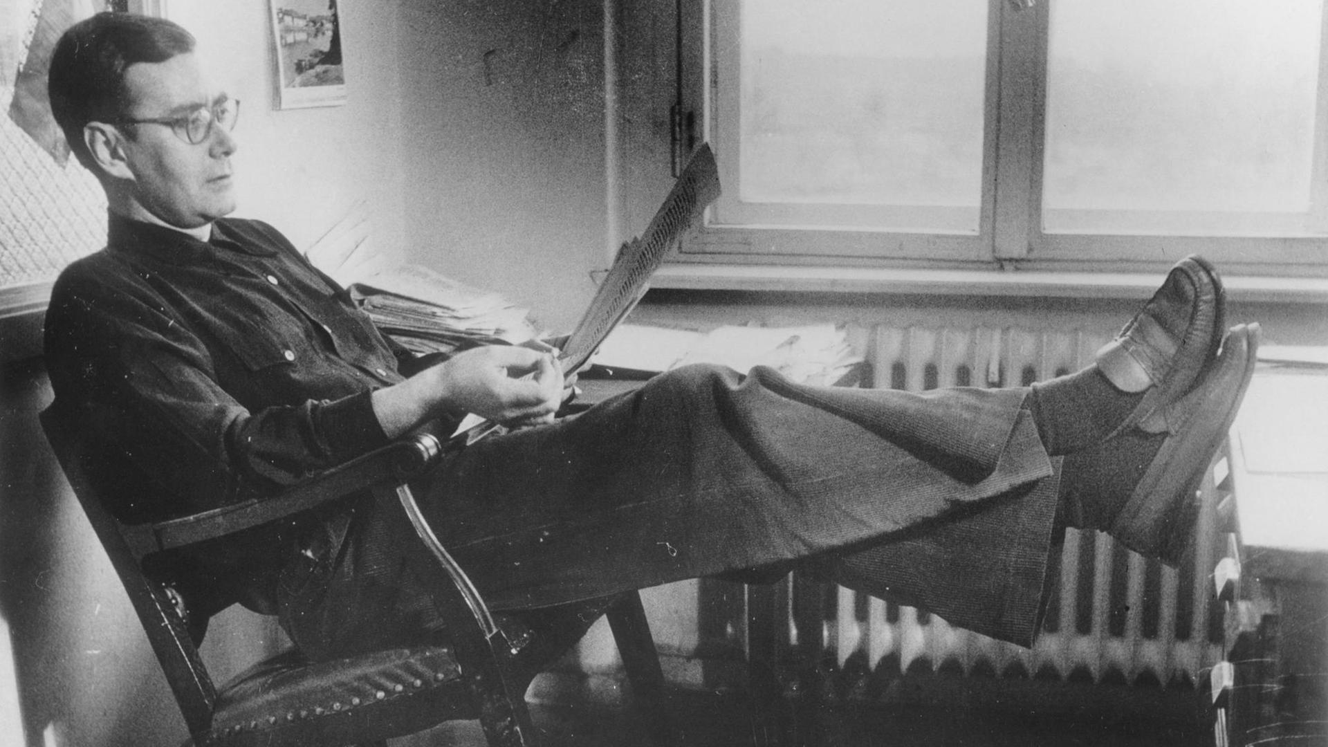 Der Theaterkritiker Friedrich Luft am Schreibtisch, Berlin 1911. Der Theaterkritiker Friedrich Luft am Schreibtisch, Berlin 1911.