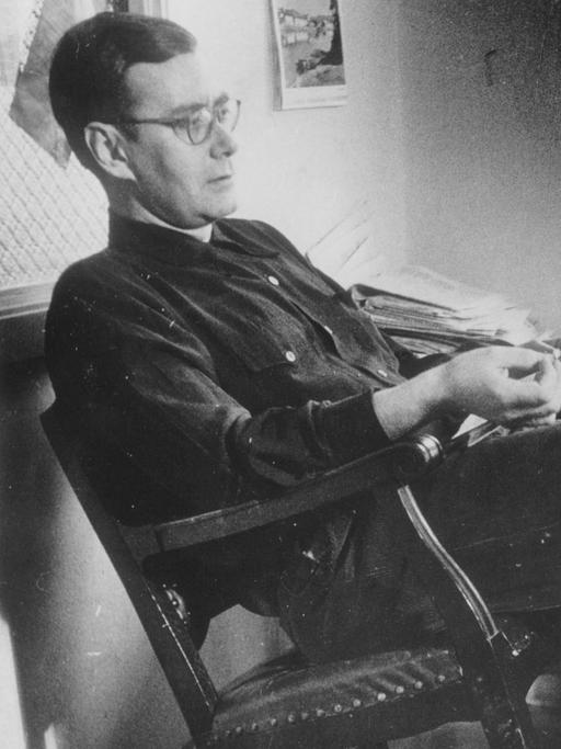 Der Theaterkritiker Friedrich Luft am Schreibtisch, Berlin 1911.