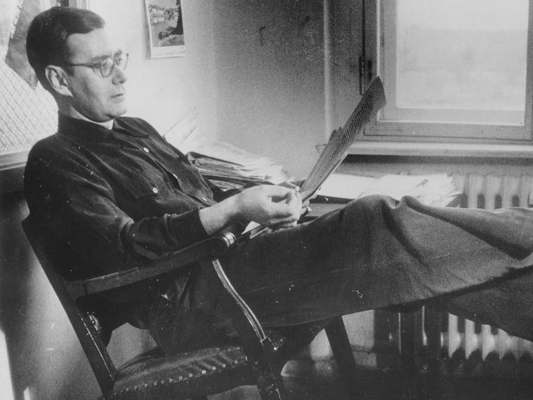 Der Theaterkritiker Friedrich Luft am Schreibtisch, Berlin 1911.