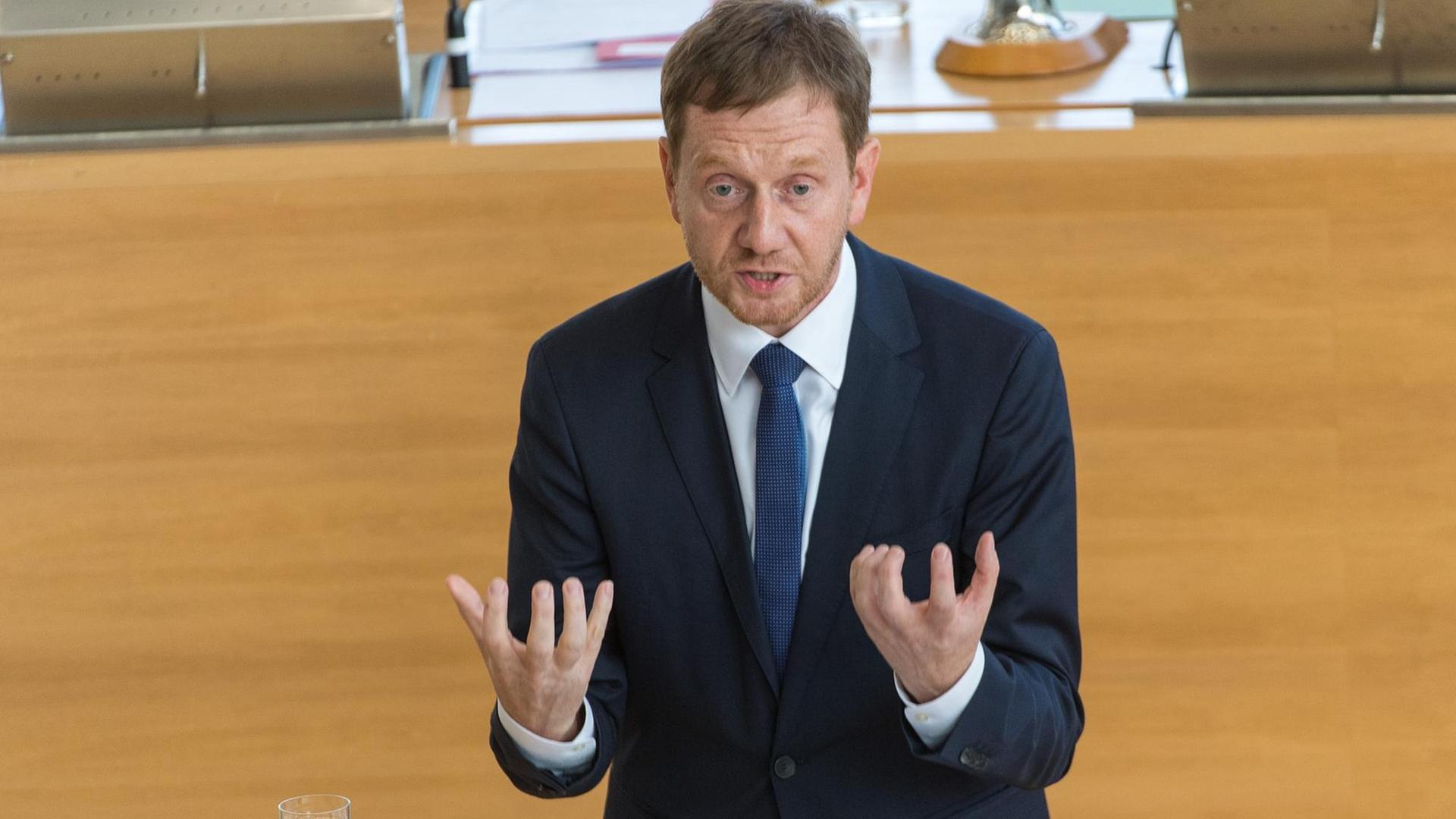 Michael Kretschmer von der CDU, gestikulierend am Rednerpult im Sächsischen Landtag