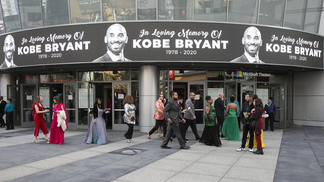 Am Staples Center in Los Angeles ist der Schriftzug "In Loving Memory of Kobe Bryant 1978 - 2020" angebracht. Am Staples Center in Los Angeles ist der Schriftzug "In Loving Memory of Kobe Bryant 1978 - 2020" angebracht.