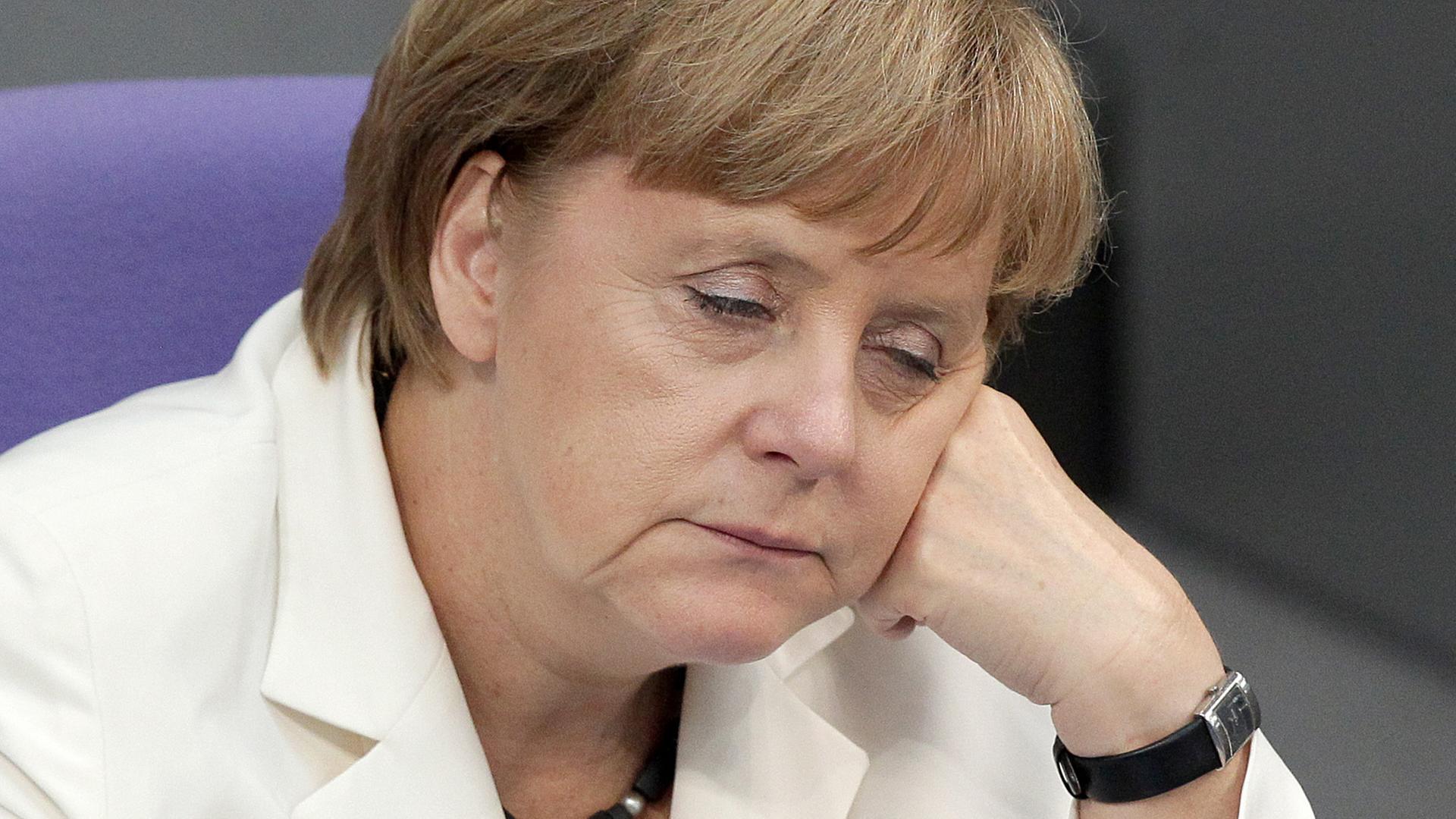 Müde! Bundeskanzlerin Angela Merkel im Bundestag; Aufnahme vom Juni 2012 Müde! Bundeskanzlerin Angela Merkel im Bundestag; Aufnahme vom Juni 2012
