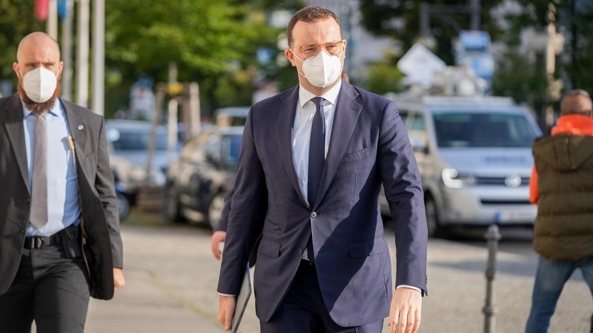 Jens Spahn (CDU), Bundesminister für Gesundheit, auf dem Weg ins Konrad-Adenauer-Haus. Er trägt eine FFP2-Maske. Jens Spahn (CDU), Bundesminister für Gesundheit, auf dem Weg ins Konrad-Adenauer-Haus. Er trägt eine FFP2-Maske.