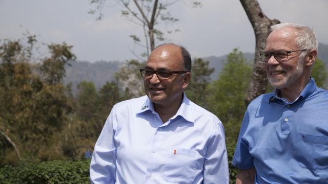 Szene aus dem Film "Code of Survival": Die Freunde und Geschäftspartner Sanjay Bansal und Ulrich Walther verkosten im Film viel Darjeeling Tee.