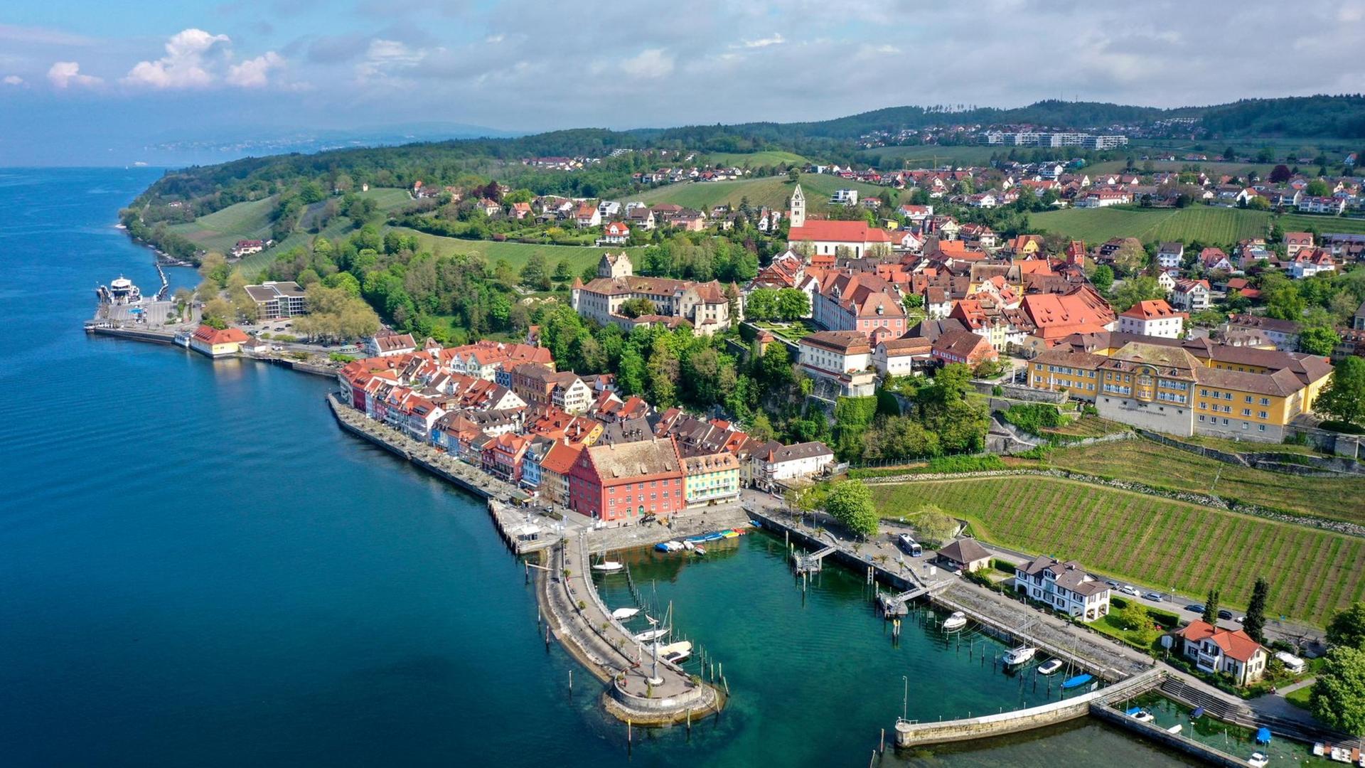 Drohnenaufnahme: Die Altstadt von Meersburg am Ufer des Bodensees wird von der Morgensonne angestrahlt. Drohnenaufnahme: Die Altstadt von Meersburg am Ufer des Bodensees wird von der Morgensonne angestrahlt.