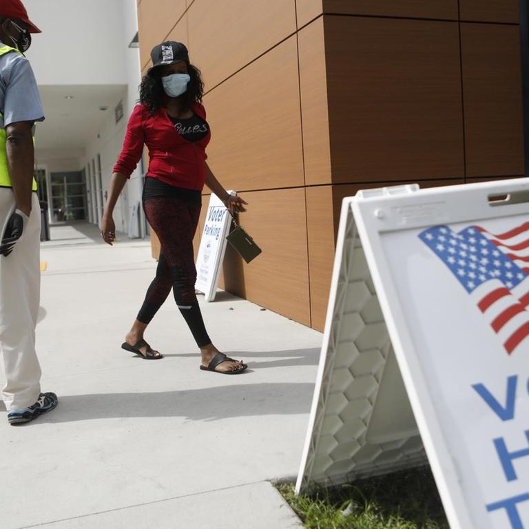 Wählerin am Eingang eines Wahllokals in Tampa, Florida