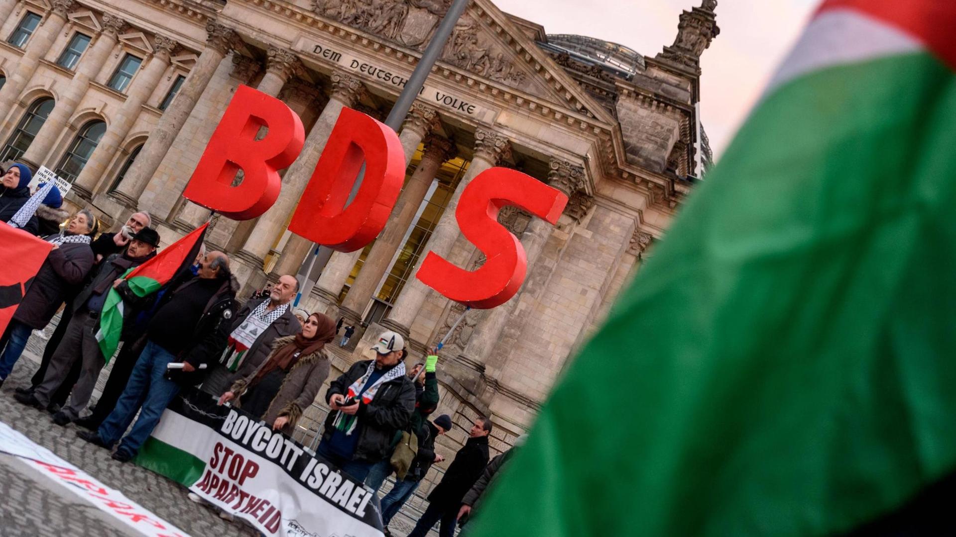 Proteste der BDS-Bewegung vor dem Deutschen Bundestag. Proteste der BDS-Bewegung vor dem Deutschen Bundestag.
