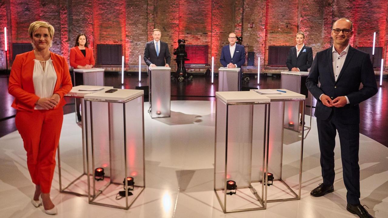 Ellen Ehni (l-r), Moderatorin, Janine Wissler, Linke-Parteivorsitzende, Christian Lindner, FDP-Parteivorsitzender, Alexander Dobrindt, CSU-Landesgruppenchef, Alice Weidel, AfD-Fraktionsvorsitzende, und Christian Nitsche, Moderator, stehen kurz vor der Live-Sendung "Der Vierkampf nach dem TV-Triell" (ARD) in den Bolle Festsälen Ellen Ehni (l-r), Moderatorin, Janine Wissler, Linke-Parteivorsitzende, Christian Lindner, FDP-Parteivorsitzender, Alexander Dobrindt, CSU-Landesgruppenchef, Alice Weidel, AfD-Fraktionsvorsitzende, und Christian Nitsche, Moderator, stehen kurz vor der Live-Sendung "Der Vierkampf nach dem TV-Triell" (ARD) in den Bolle Festsälen