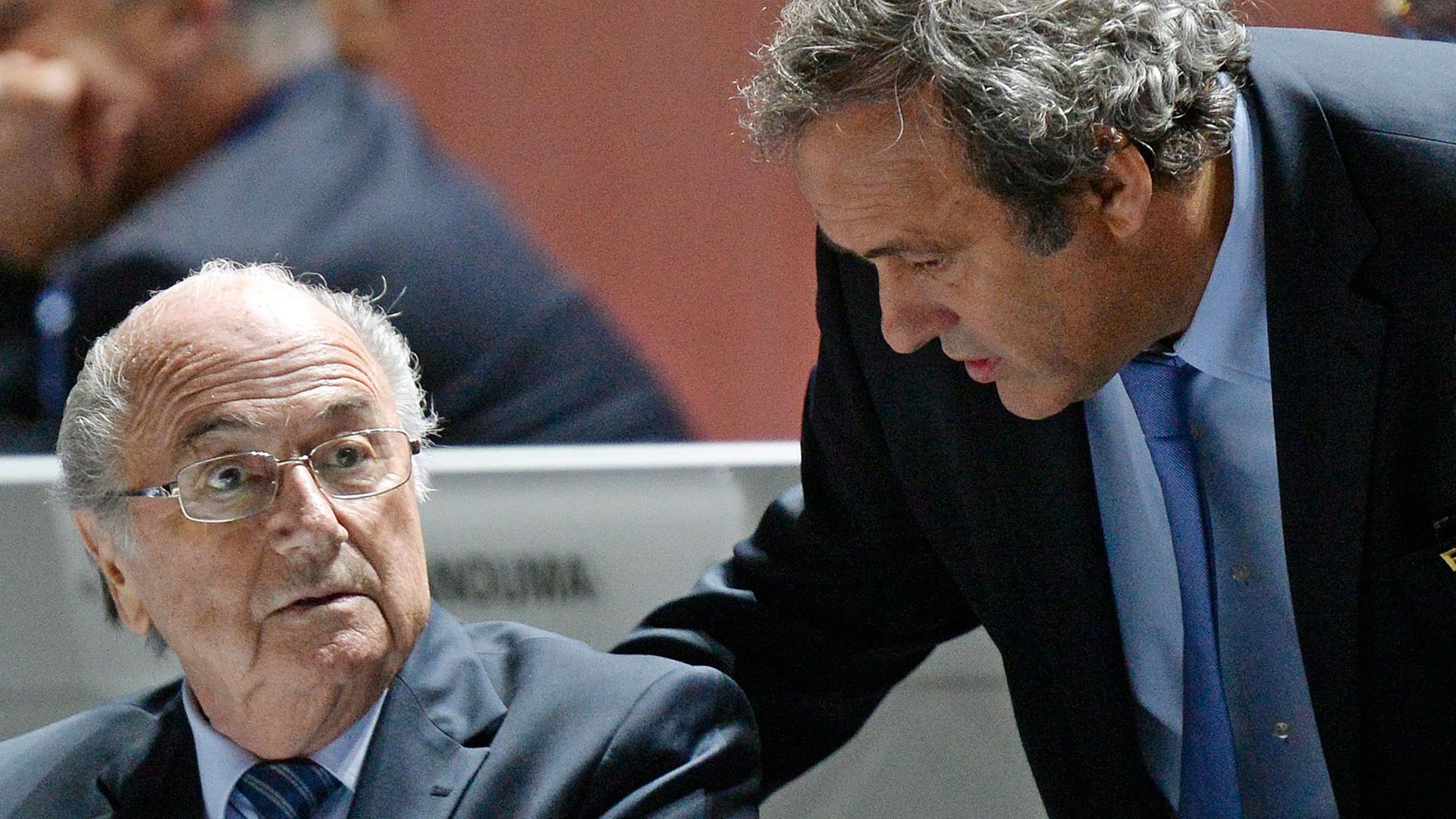 FIFA-Präsident Joseph Blatter (l) und UEFA-Präsident Michel Platini beim 65. FIFA-Kongress am 29.5.2015 im Schweizerischen Zürich FIFA-Präsident Joseph Blatter (l) und UEFA-Präsident Michel Platini beim 65. FIFA-Kongress am 29.5.2015 im Schweizerischen Zürich