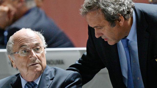 FIFA-Präsident Joseph Blatter (l) und UEFA-Präsident Michel Platini 