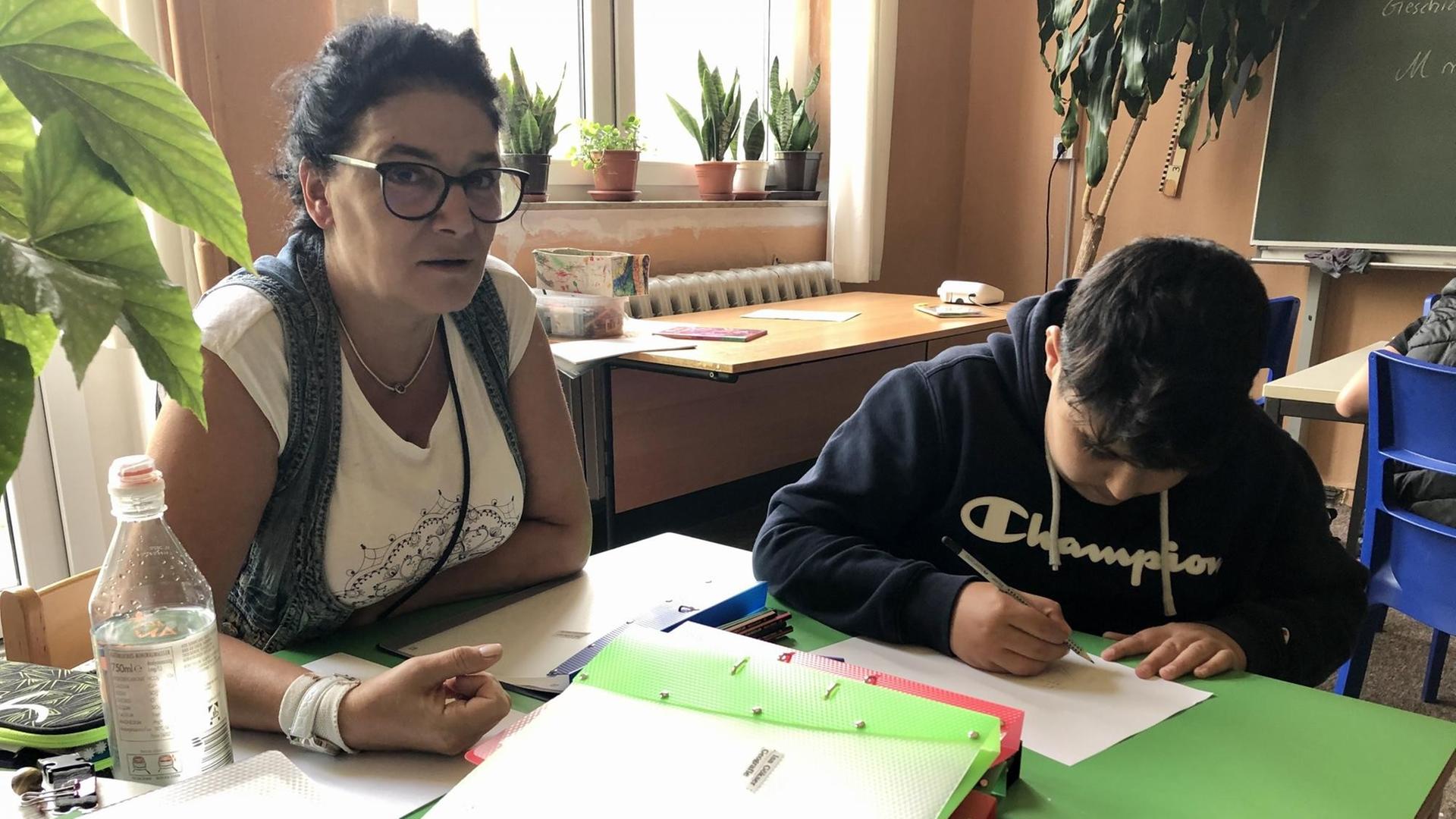 Nachhilfeunterricht bei Kahazu in Halle: Tina Witkowski mit dem elfjährigen Isa beim Lernen Nachhilfeunterricht bei Kahazu in Halle: Tina Witkowski mit dem elfjährigen Isa beim Lernen