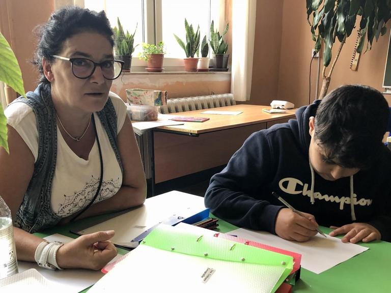 Nachhilfeunterricht bei Kahazu in Halle: Tina Witkowski mit dem elfjährigen Isa beim Lernen