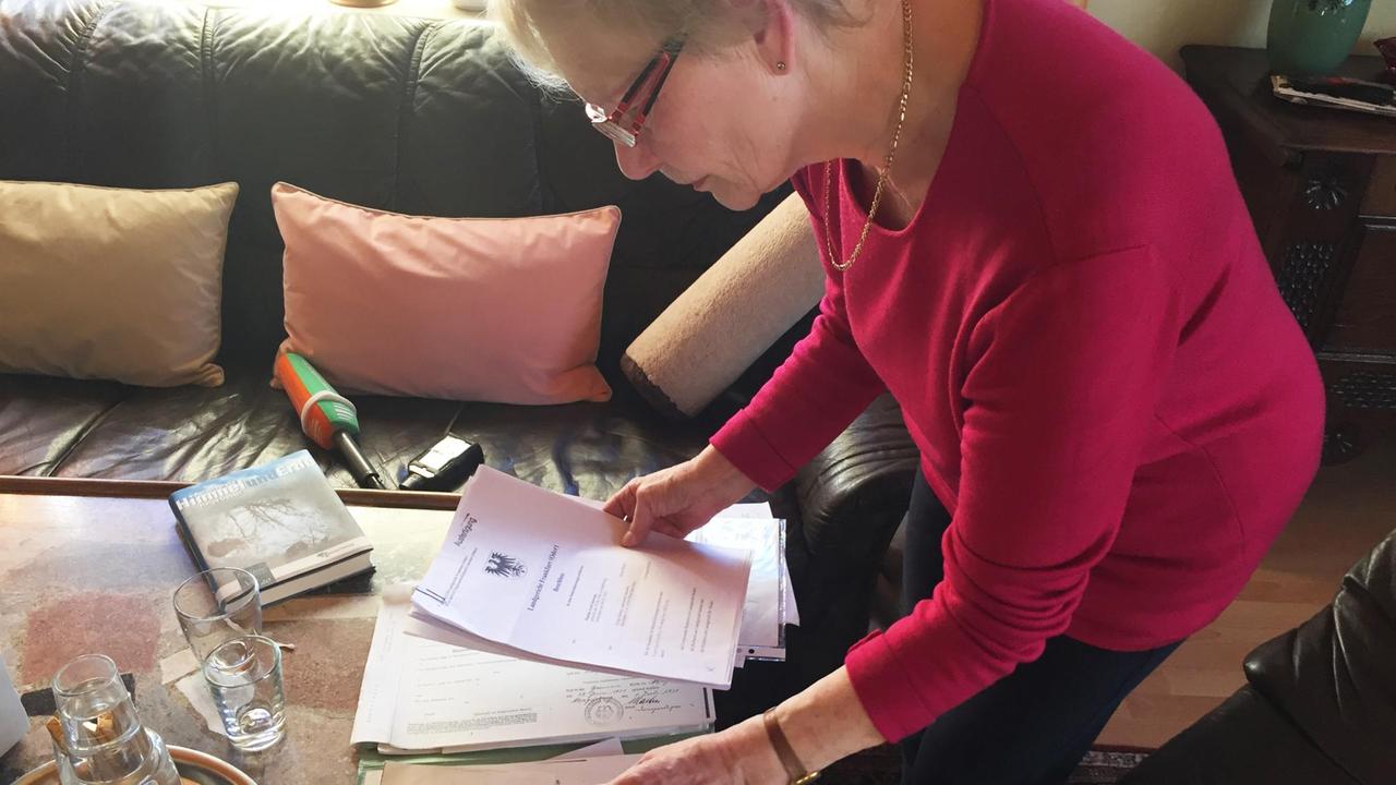 Helga Gebert stöbert in ihren Unterlagen. Helga Gebert stöbert in ihren Unterlagen.