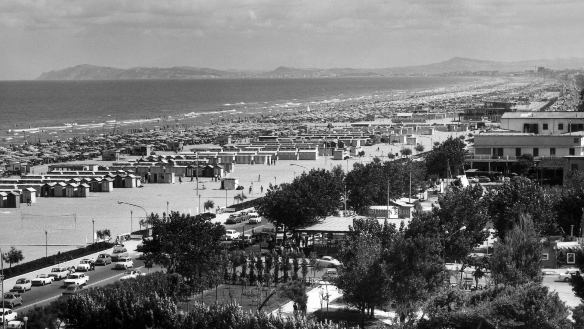 Blick über den Strand von Rimini an der italienischen Adria. (undatiert) Blick über den Strand von Rimini an der italienischen Adria. (undatiert)
