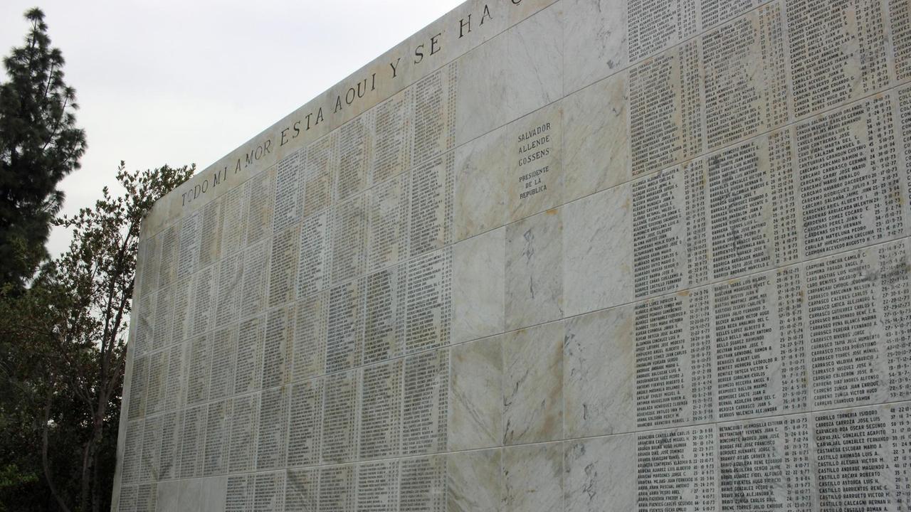 Auf dem Nationalfriedhof in Santiago de Chile stehen auf einem Denkmal die Namen der Opfer der Militärdiktatur Auf dem Nationalfriedhof in Santiago de Chile stehen auf einem Denkmal die Namen der Opfer der Militärdiktatur