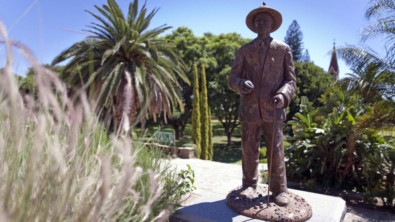 Statue von Hendrik Witbooi, Kaptein des Nama-Orlamstammes der Witbooi, im Park des Tintenpalastes in Windhuk. Statue von Hendrik Witbooi, Kaptein des Nama-Orlamstammes der Witbooi, im Park des Tintenpalastes in Windhuk.