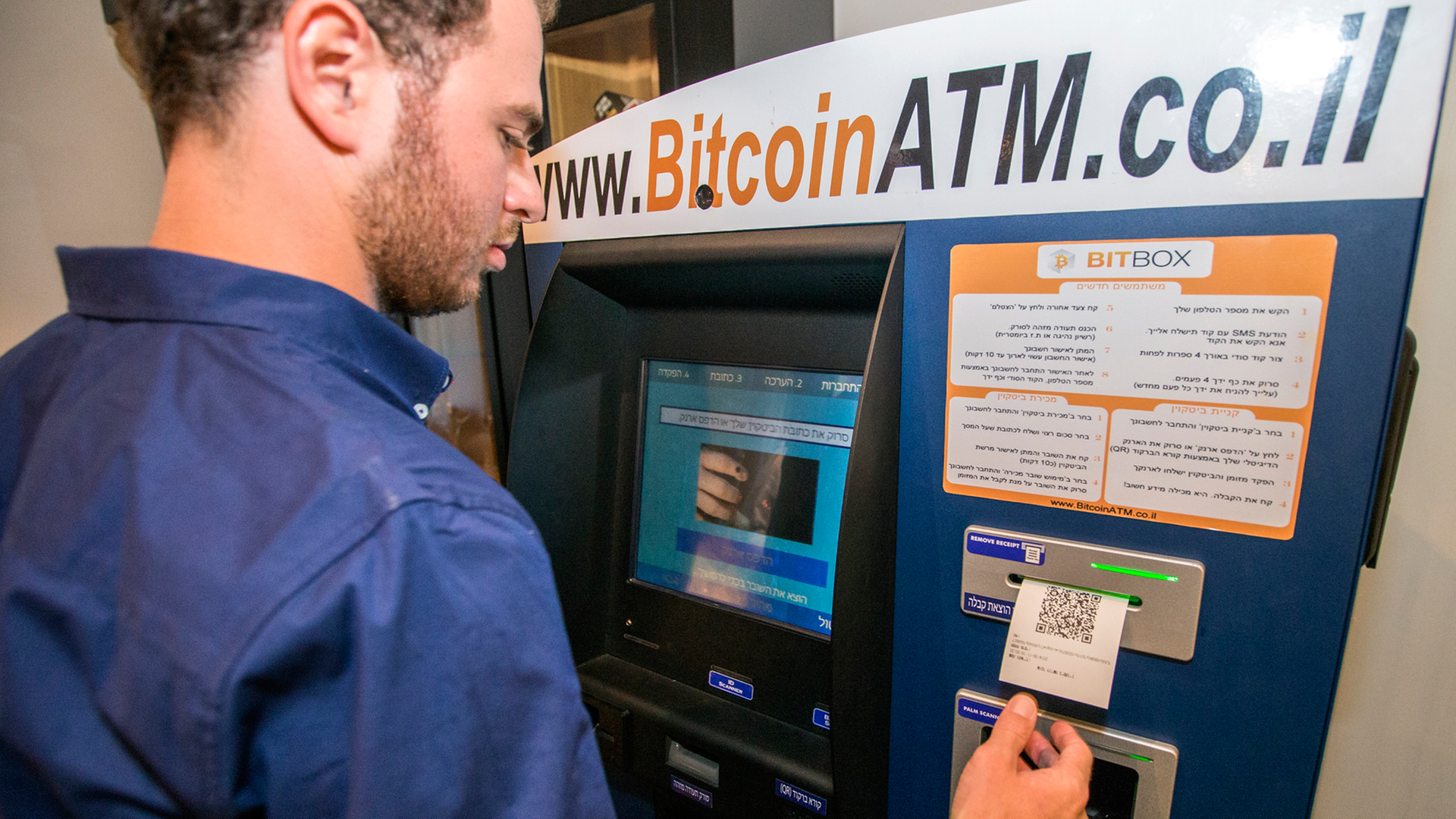 Ein Israeli bucht Guthaben an einem Bitcoin-Automaten in Tel Aviv Ein Israeli bucht Guthaben an einem Bitcoin-Automaten in Tel Aviv