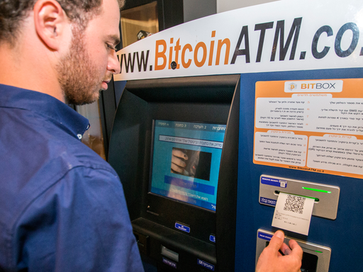 Ein Israeli bucht Guthaben an einem Bitcoin-Automaten in Tel Aviv