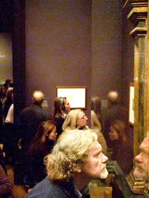 Ein Besucher betrachtet in einer Szene des Kinofilms "National Gallery" ein Gemälde. Die Dokumentation kommt am 01.01.2015 in die deutschen Kinos.