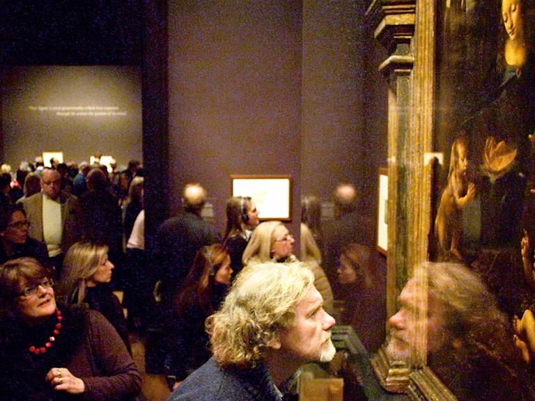 Ein Besucher betrachtet in einer Szene des Kinofilms "National Gallery" ein Gemälde. Die Dokumentation kommt am 01.01.2015 in die deutschen Kinos.
