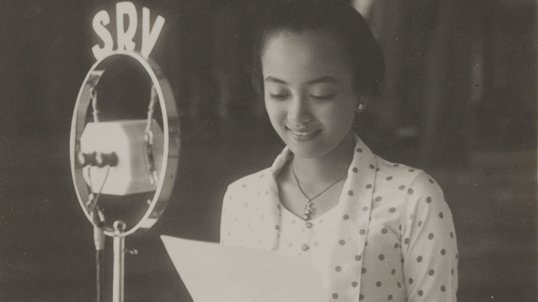 Goesti Raden Adjeng Siti Noeroel Koesoemowardani, Tochter des Sultans von Solo in Java, vor dem Mikrofon der Solosche Radio Vereniging in Soerakarta. Goesti Raden Adjeng Siti Noeroel Koesoemowardani, Tochter des Sultans von Solo in Java, vor dem Mikrofon der Solosche Radio Vereniging in Soerakarta.