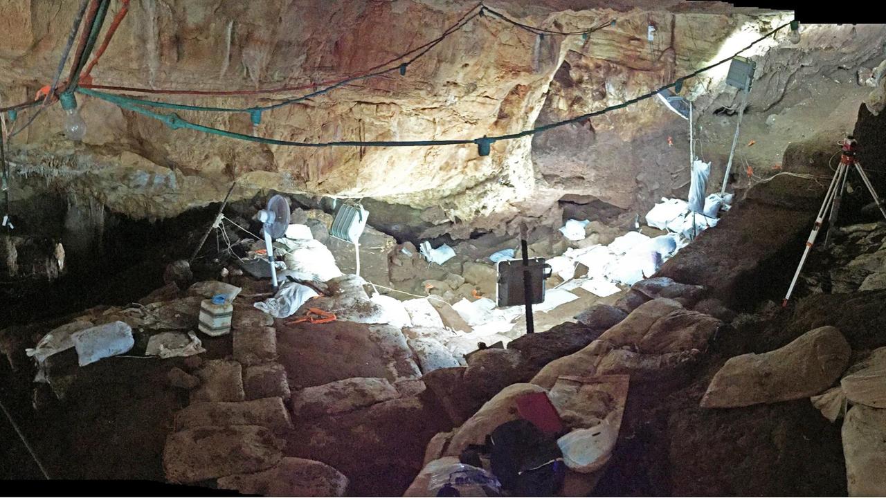 In der Höhle von Manot wird gearbeitet und erforscht. In der Höhle von Manot wird gearbeitet und erforscht.