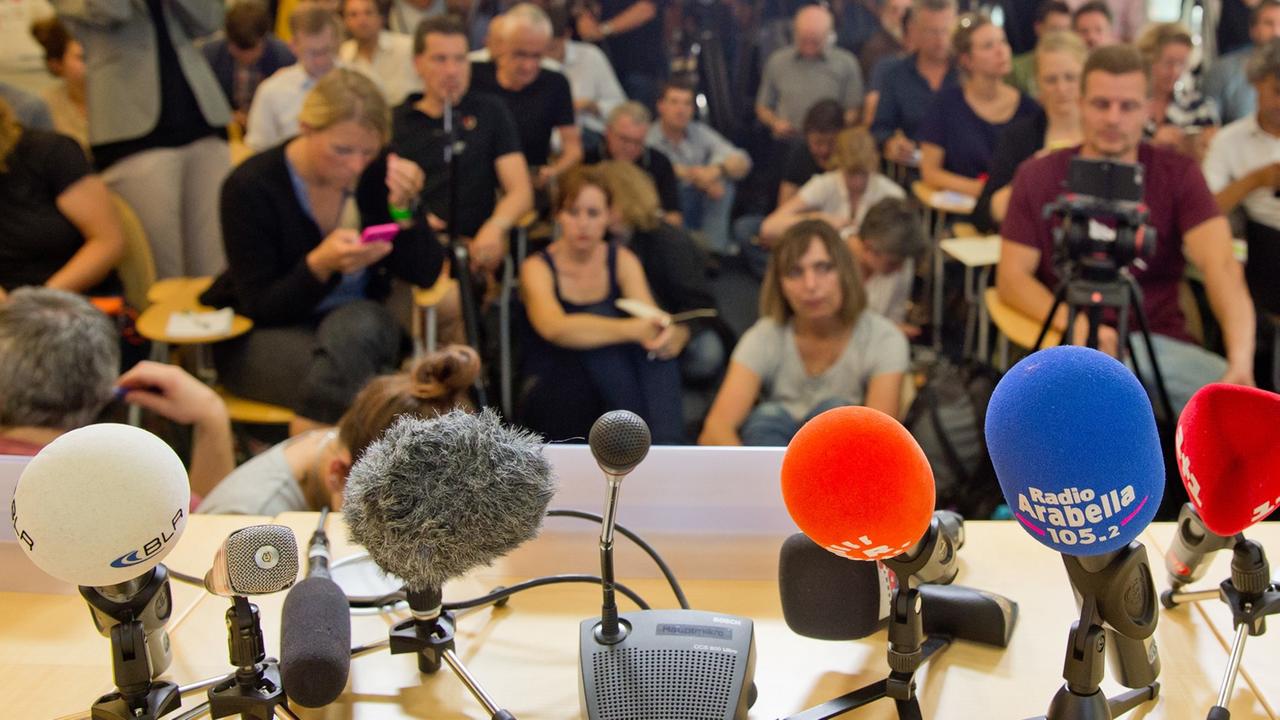 Zahlreiche Medienvertreter warten am 23. Juli 2016 im Polizeipräsidium in München auf den Beginn einer Pressekonferenz zu den Ermittlungen nach einer Schießerei mit Toten und Verletzten vom Vortag. Zahlreiche Medienvertreter warten am 23. Juli 2016 im Polizeipräsidium in München auf den Beginn einer Pressekonferenz zu den Ermittlungen nach einer Schießerei mit Toten und Verletzten vom Vortag.