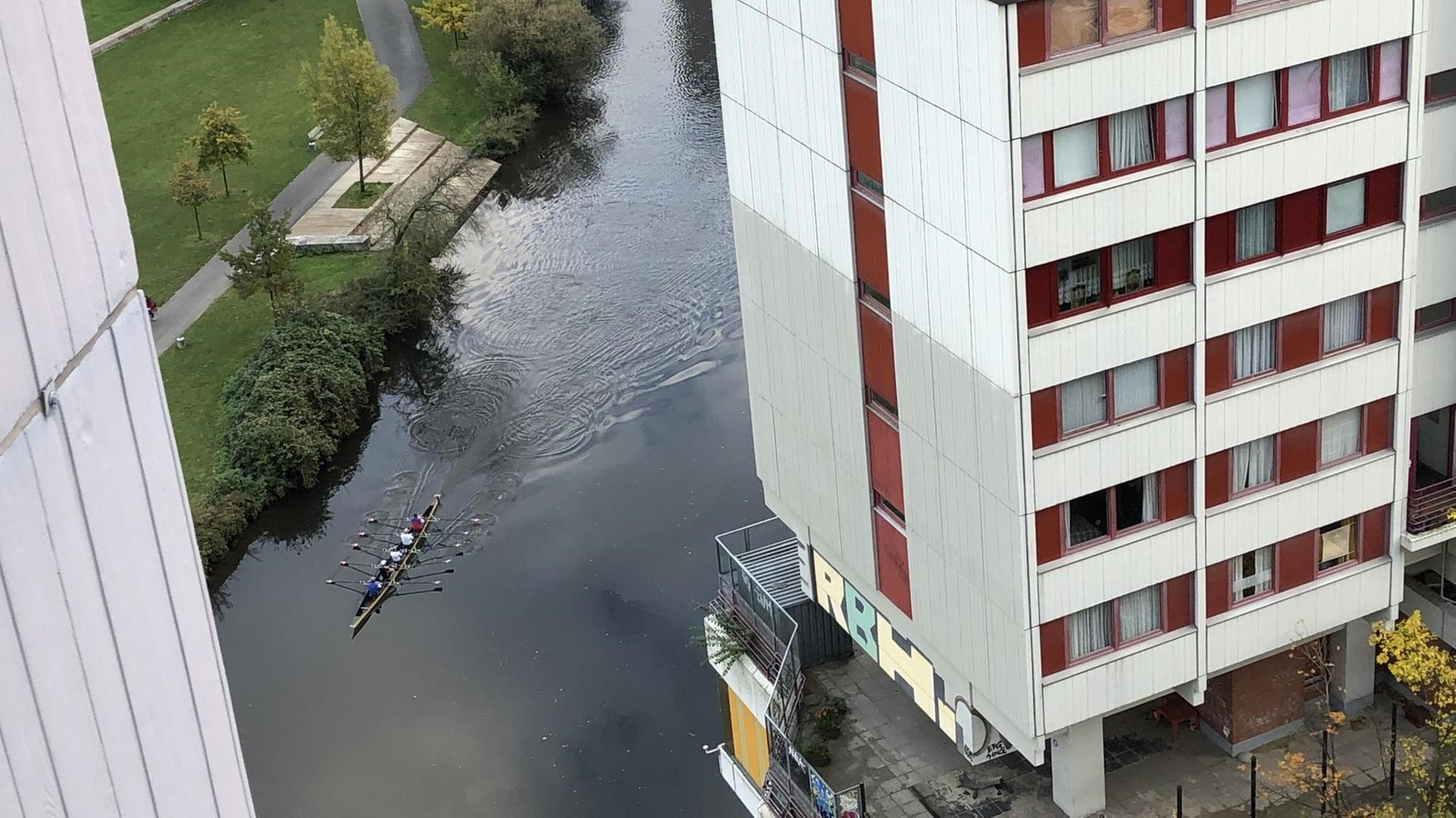 Ein Ruderboot am Ihme-Zentrum auf dem gleichnamigen Fluss. Ein Ruderboot am Ihme-Zentrum auf dem gleichnamigen Fluss.