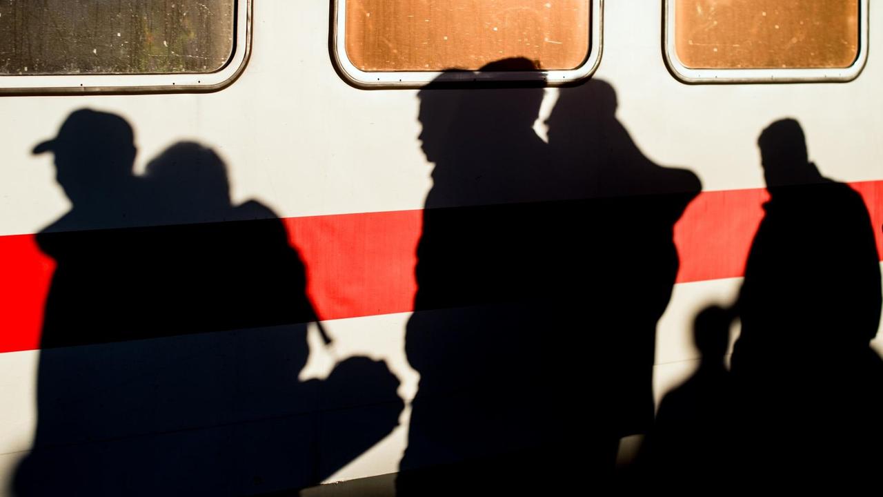 Flüchtlinge laufen am 03.10.2015 nach ihrer Ankunft über den Bahnsteig am Bahnhof in Schönefeld (Brandenburg). Flüchtlinge laufen am 03.10.2015 nach ihrer Ankunft über den Bahnsteig am Bahnhof in Schönefeld (Brandenburg).