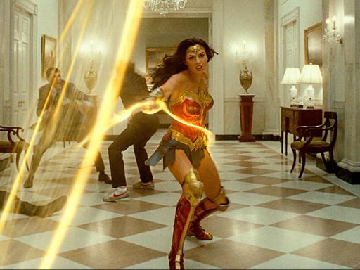 Die Schauspielerin Gal Gadot als "Wonder Woman" schleudert ein leuchtendes Lasso auf die Kamera zu.
