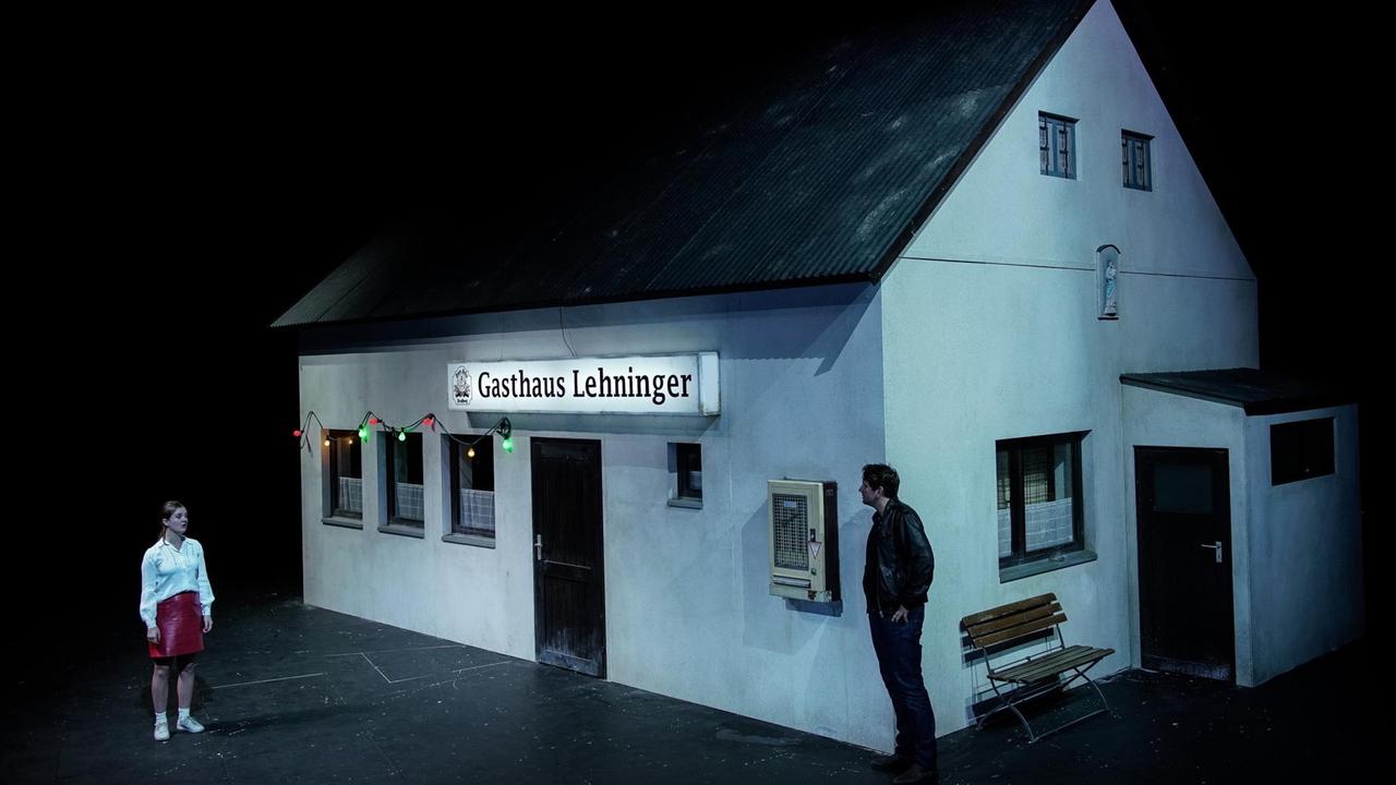 Zu sehen sind: ein Gasthaus Lehninger und die Schauspieler Alina Stiegler und Sebastian Schwarz Zu sehen sind: ein Gasthaus Lehninger und die Schauspieler Alina Stiegler und Sebastian Schwarz