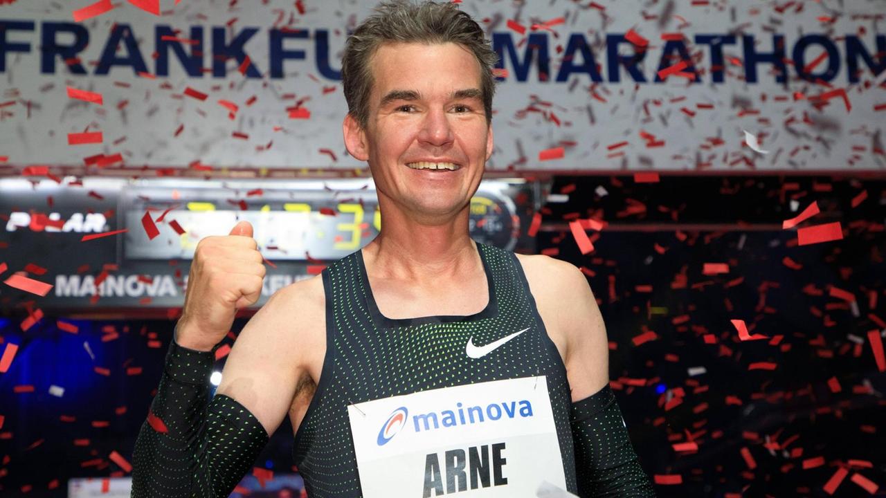 Frankfurt Marathon: Zieleinlauf mit Arne Gabius (GER)