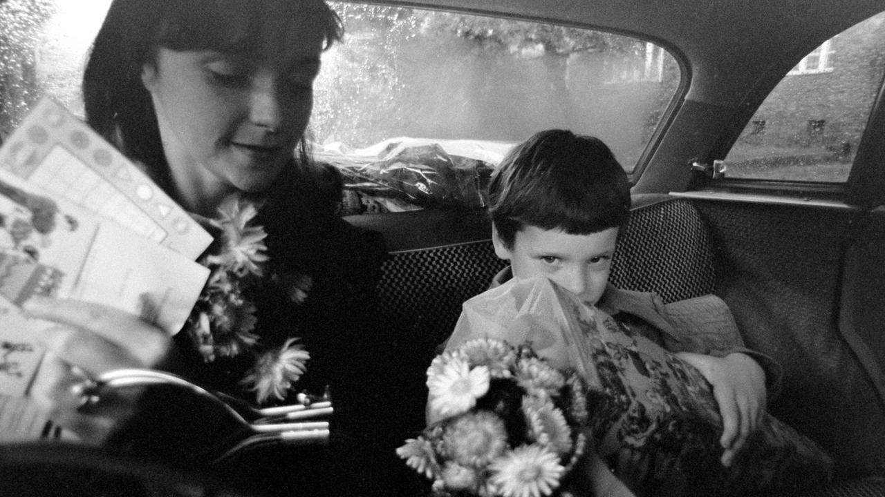 Mutter und Schulanfänger mit Zuckertüte im Auto (Leipzig, etwa 1978) Mutter und Schulanfänger mit Zuckertüte im Auto (Leipzig, etwa 1978)