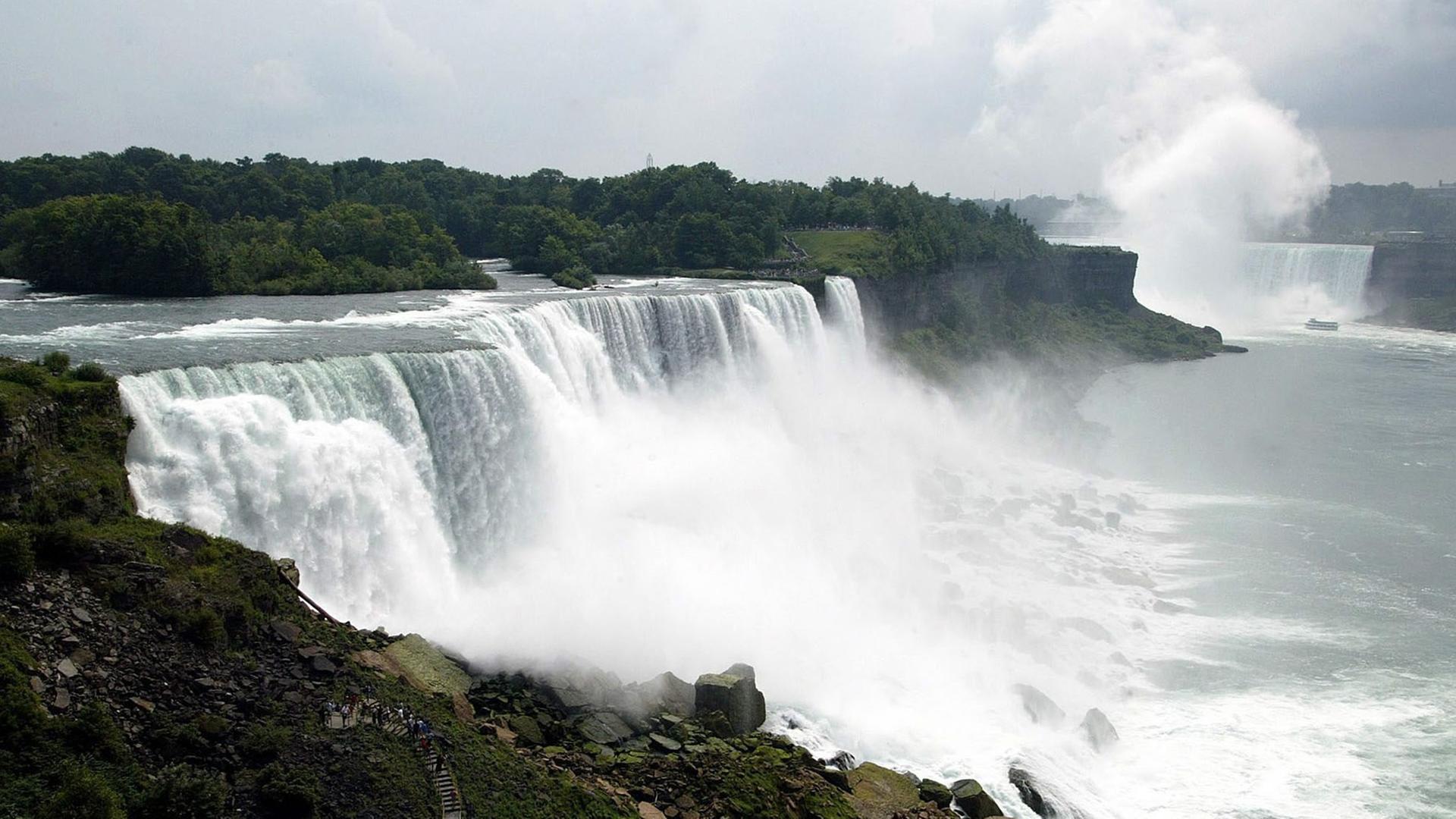 Die Niagarafälle an der Grenze zwischen den USA und Kanada Die Niagarafälle an der Grenze zwischen den USA und Kanada