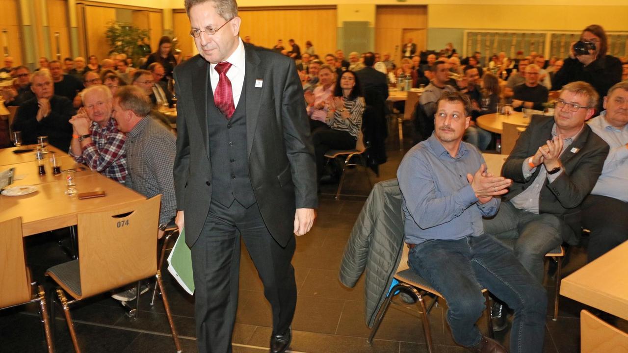 Hans-Georg Maaßen (CDU) wird auf einer Veranstaltung der Werteunion Thüringen in Niederorschel beklatscht Hans-Georg Maaßen (CDU) wird auf einer Veranstaltung der Werteunion Thüringen in Niederorschel beklatscht