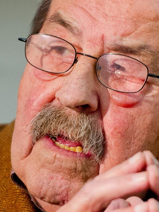 Der Schriftsteller Günter Grass spricht in Hamburg während der Benefizgala der Autorenvereinigung PEN für verfolgte Autoren.
