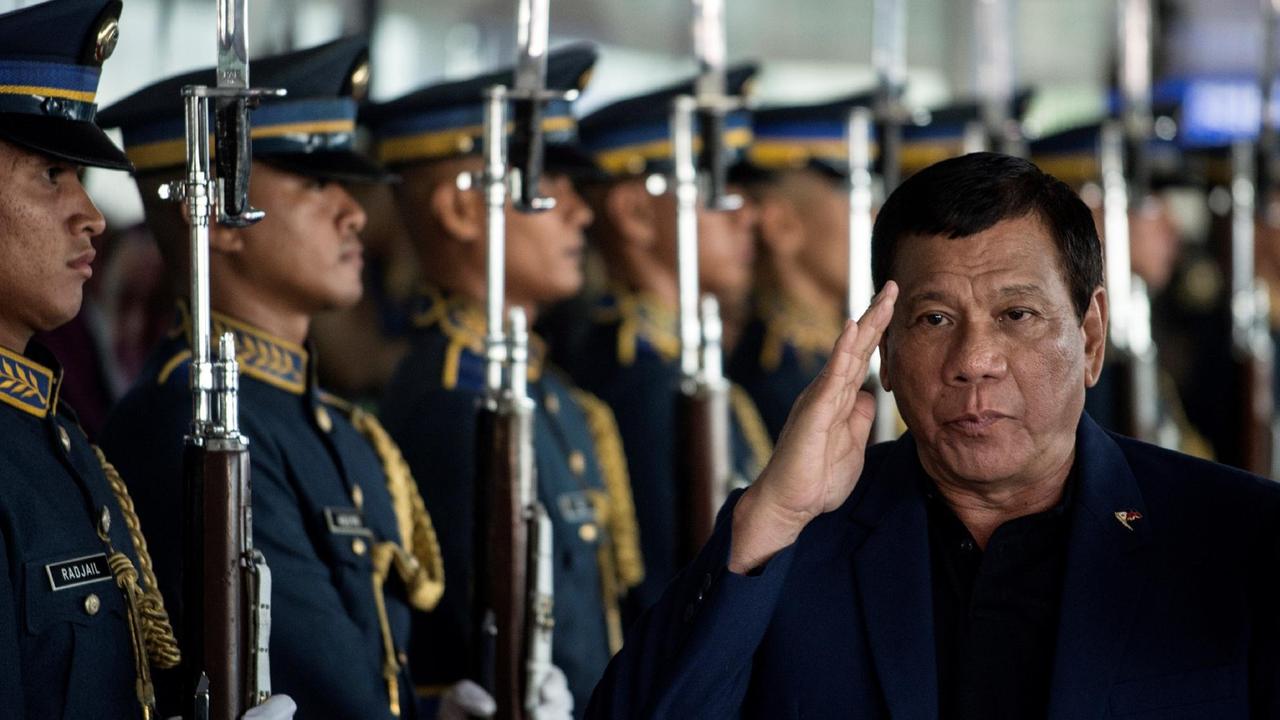 Der philippinische Präsident Rodrigo Duterte schreitet am Flughafen von Manila nach einem Besuch Russlands die Ehrengarde ab Der philippinische Präsident Rodrigo Duterte schreitet am Flughafen von Manila nach einem Besuch Russlands die Ehrengarde ab