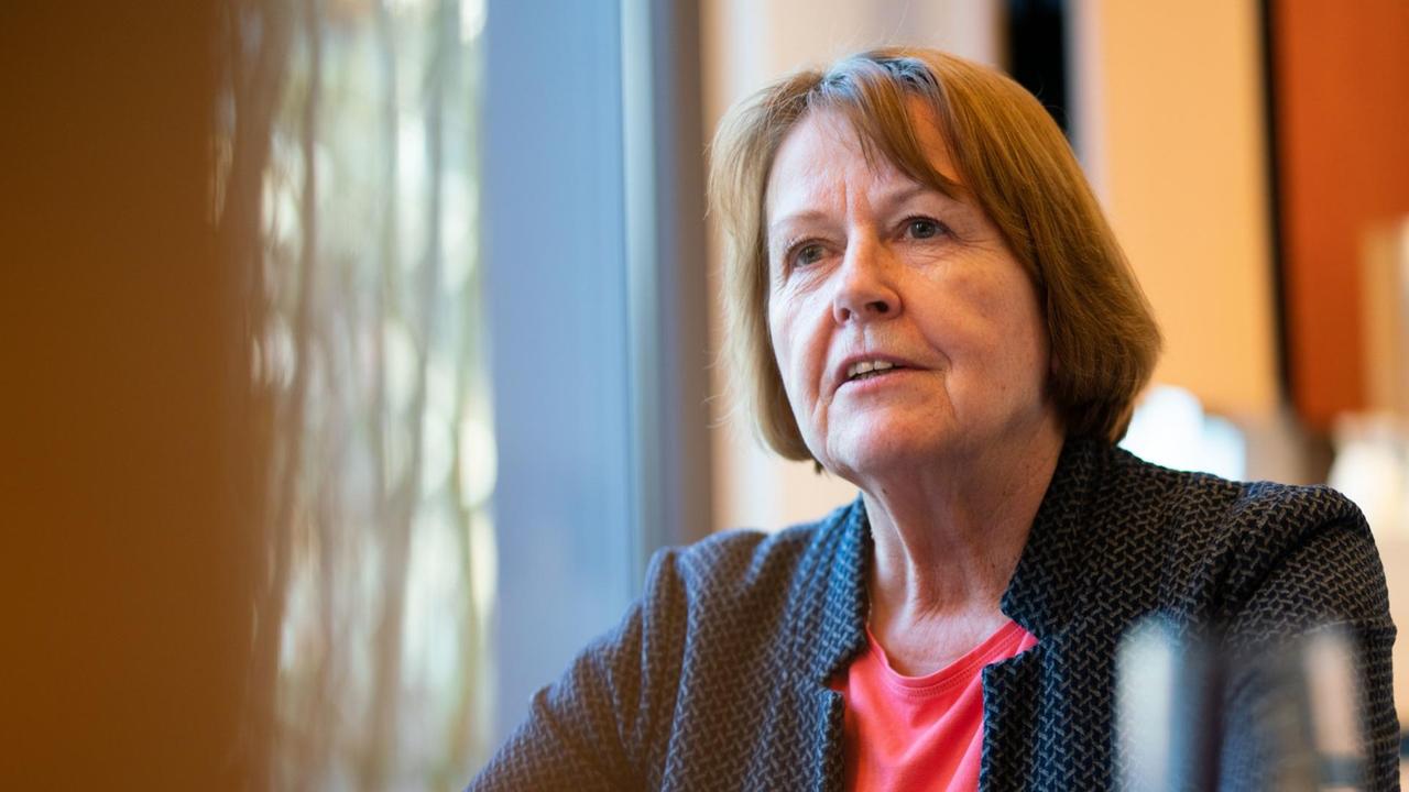 Hannelore Ratzeburg, sie sitzt an einem Tisch neben einem Fenster. Hannelore Ratzeburg, sie sitzt an einem Tisch neben einem Fenster.