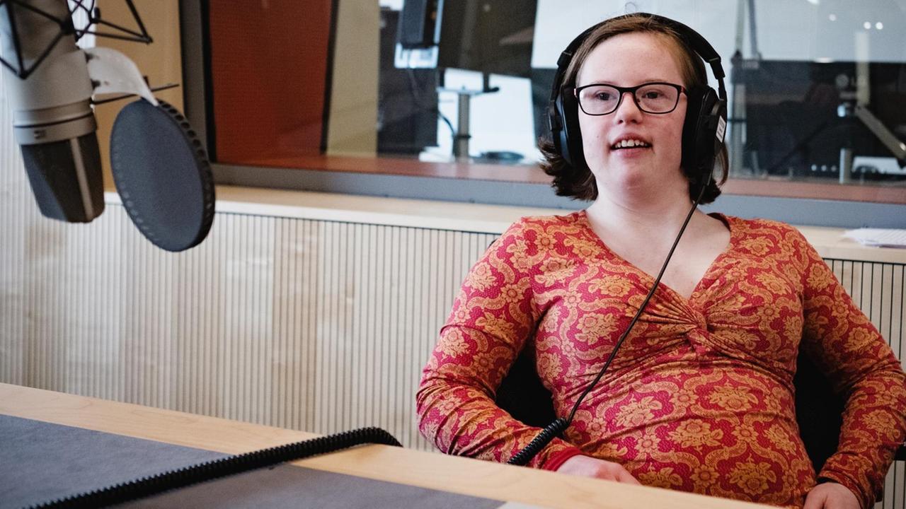 Dedreux sitzt am Tisch mit Mikro. Dedreux sitzt am Tisch mit Mikro.